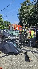 Idoso fica preso às ferragens após colisão frontal entre carro e micro-ônibus - 3