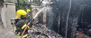 Cachorro é resgatado por bombeiros durante combate a incêndio em residência - 4