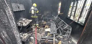 Cachorro é resgatado por bombeiros durante combate a incêndio em residência - 2