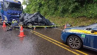 Mulher morre em grave acidente entre carro e caminhão - 3