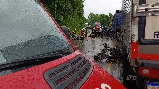 Mulher morre em grave acidente entre carro e caminhão - 2