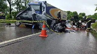 Mulher morre em grave acidente entre carro e caminhão - 1