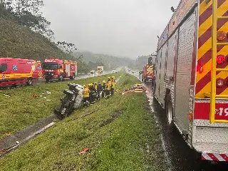 Duas pessoas ficam feridas após caminhão tombar na BR-470 - 1