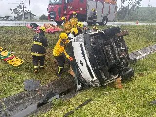 Duas pessoas ficam feridas após caminhão tombar na BR-470 - 6