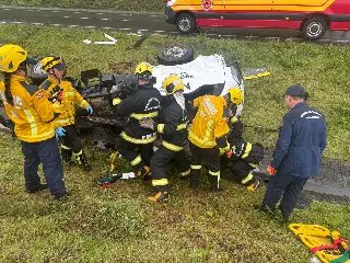 Duas pessoas ficam feridas após caminhão tombar na BR-470 - 2