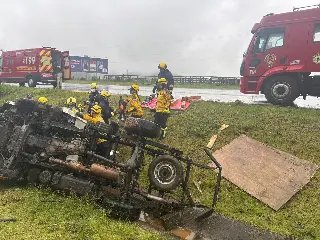 Duas pessoas ficam feridas após caminhão tombar na BR-470 - 3