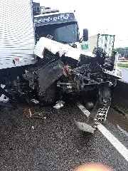 Colisão entre caminhões e ônibus deixa homem preso nas ferragens - 1