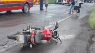 Carro de Guabiruba se envolve em acidente na BR-470 - 1