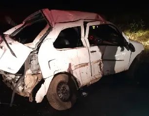 Jovem morre após carro colidir contra máquina estacionada  - 4