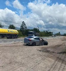 Impacto da colisão faz carro ser projetado para fora da pista na SC-410 - 1