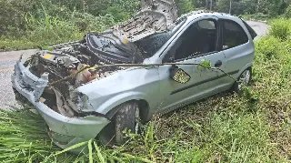 Motorista foge do local após capotar carro no Zantão - 4