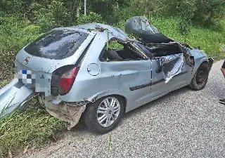 Motorista foge do local após capotar carro no Zantão - 5
