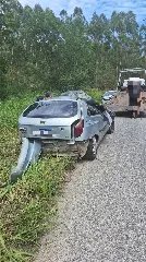Motorista foge do local após capotar carro no Zantão - 6