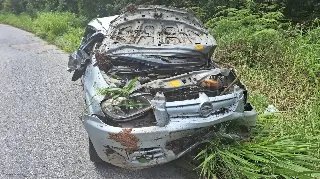 Motorista foge do local após capotar carro no Zantão - 8