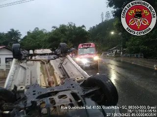 Bombeiros atualizam informações sobre capotamento em Guabiruba - 1