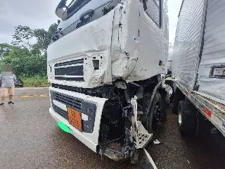 Mulher fica gravemente ferida após colisão entre caminhões na Antônio Heil - 1