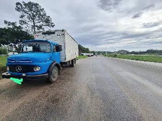 Mulher fica gravemente ferida após colisão entre caminhões na Antônio Heil - 2
