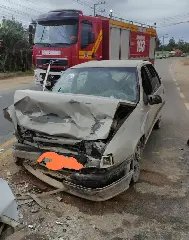 Quatro pessoas, incluindo uma criança, ficam feridas em colisão frontal - 2