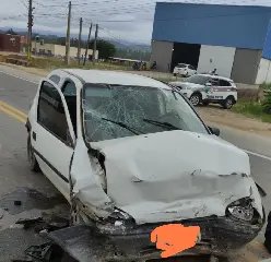 Quatro pessoas, incluindo uma criança, ficam feridas em colisão frontal - 3