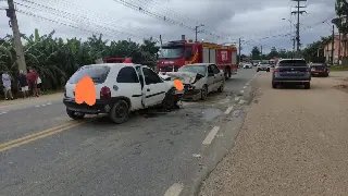 Quatro pessoas, incluindo uma criança, ficam feridas em colisão frontal - 1