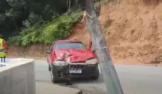 (VÍDEO) Carro bate em poste de energia elétrica no Poço Fundo - 1