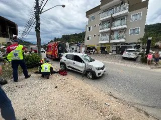 Colisão entre carro e moto deixa um ferido em Brusque  - 3