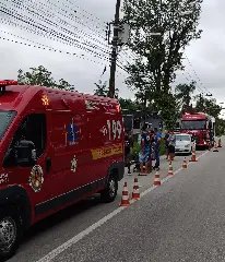 Duas pessoas ficam feridas após colisão entre carro e moto - 2