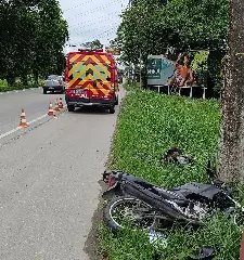 Duas pessoas ficam feridas após colisão entre carro e moto - 3