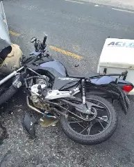 (VÍDEO) Colisão entre carro e moto deixa uma pessoa ferida na Ivo Silveira - 2