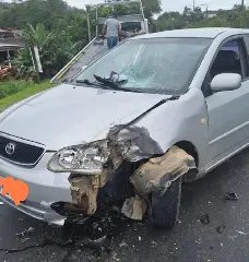 (VÍDEO) Colisão entre carro e moto deixa uma pessoa ferida na Ivo Silveira - 1