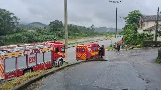 (VÍDEO) Motorista pula de carro antes do veículo cair em rio em Brusque - 1