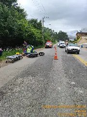 Colisão frontal entre moto e caminhão na Ivo Silveira deixa motociclista ferido - 1