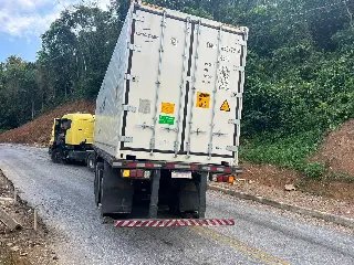 (VÍDEO) Mais uma vez: carreta interrompe tráfego da Gustavo Halfpap  - 3