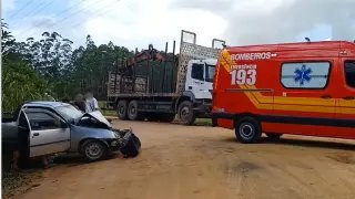 Colisão entre carro e caminhão deixa motorista ferido - 1