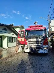 (VÍDEO) Princípio de incêndio em residência mobiliza bombeiros em Brusque - 3