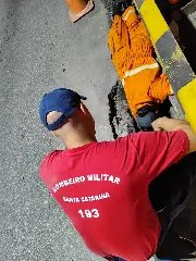 Bombeiros resgatam filhote de gato preso em bueiro - 3