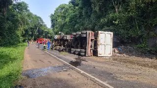 Motorista morre em acidente entre carro e carreta na BR-153 - 1