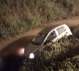 Carro cai em rio após saída de pista em Brusque - 1