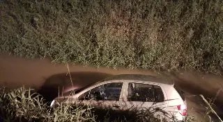 Carro cai em rio após saída de pista em Brusque - 2