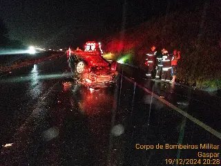 Motorista perde o controle do carro e capota na BR-470 - 1