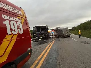 Colisão entre van e ônibus deixa uma pessoa morta e três feridas na BR-470 - 1