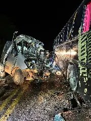 Colisão entre van e ônibus deixa uma pessoa morta e três feridas na BR-470 - 2