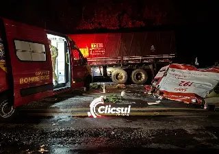 Quatro pessoas morrem após acidente entre ambulância do SAMU e caminhão - 3