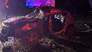 Mulher morre após carro colidir contra poste durante a madrugada - 2