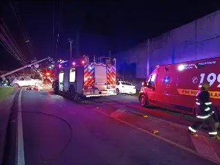 Mulher morre após carro colidir contra poste durante a madrugada - 1