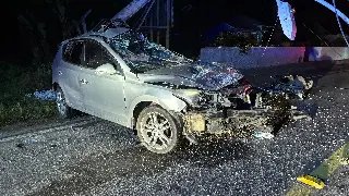 Mulher morre após carro colidir contra poste durante a madrugada - 4