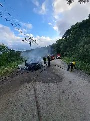 Carro é totalmente destruído por incêndio em Itapema - 1