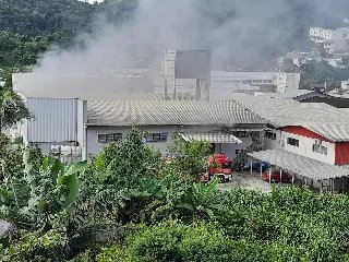 Princípio de incêndio mobiliza bombeiros de três cidades em Brusque - 9