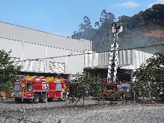 Princípio de incêndio mobiliza bombeiros de três cidades em Brusque - 3