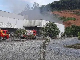 Princípio de incêndio mobiliza bombeiros de três cidades em Brusque - 1